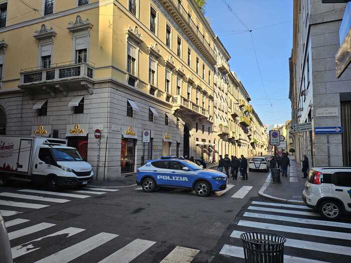 Vandalismo a Milano: devastate tre vetrine di una gioielleria in via Montenapoleone