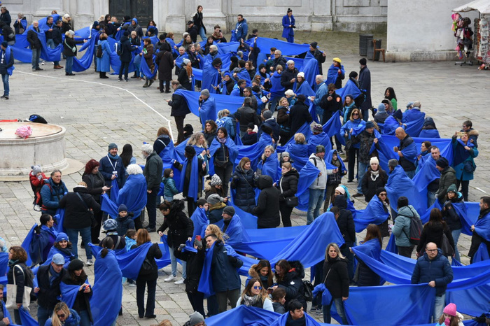 Venezia si mobilita contro la violenza di genere con una performance collettiva