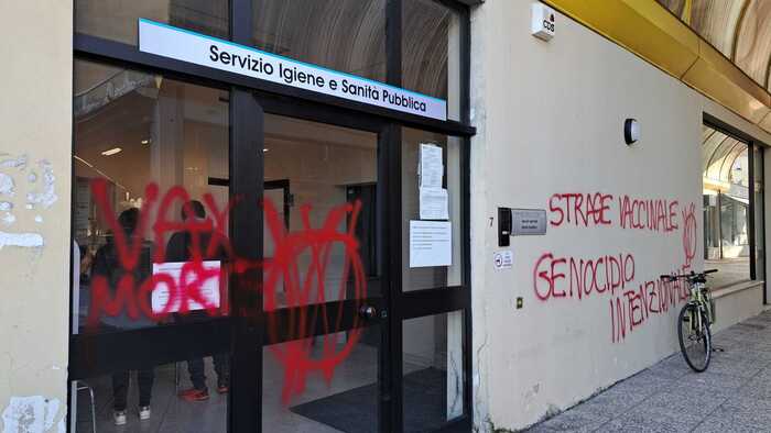 Vicenza sotto attacco: vandalismi alla sede del Servizio di Igiene e Sanità Pubblica da parte di attivisti “No Vax”