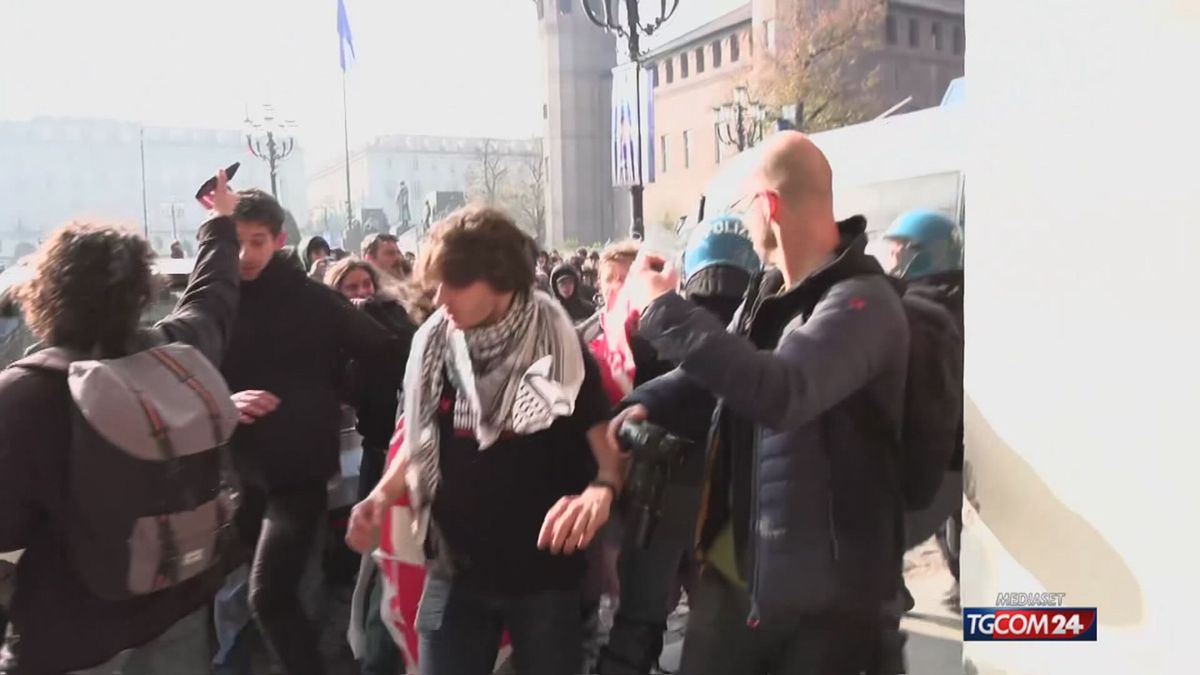 Violenza durante le proteste studentesche a Torino: feriti tra le forze dell’ordine e reazioni politiche