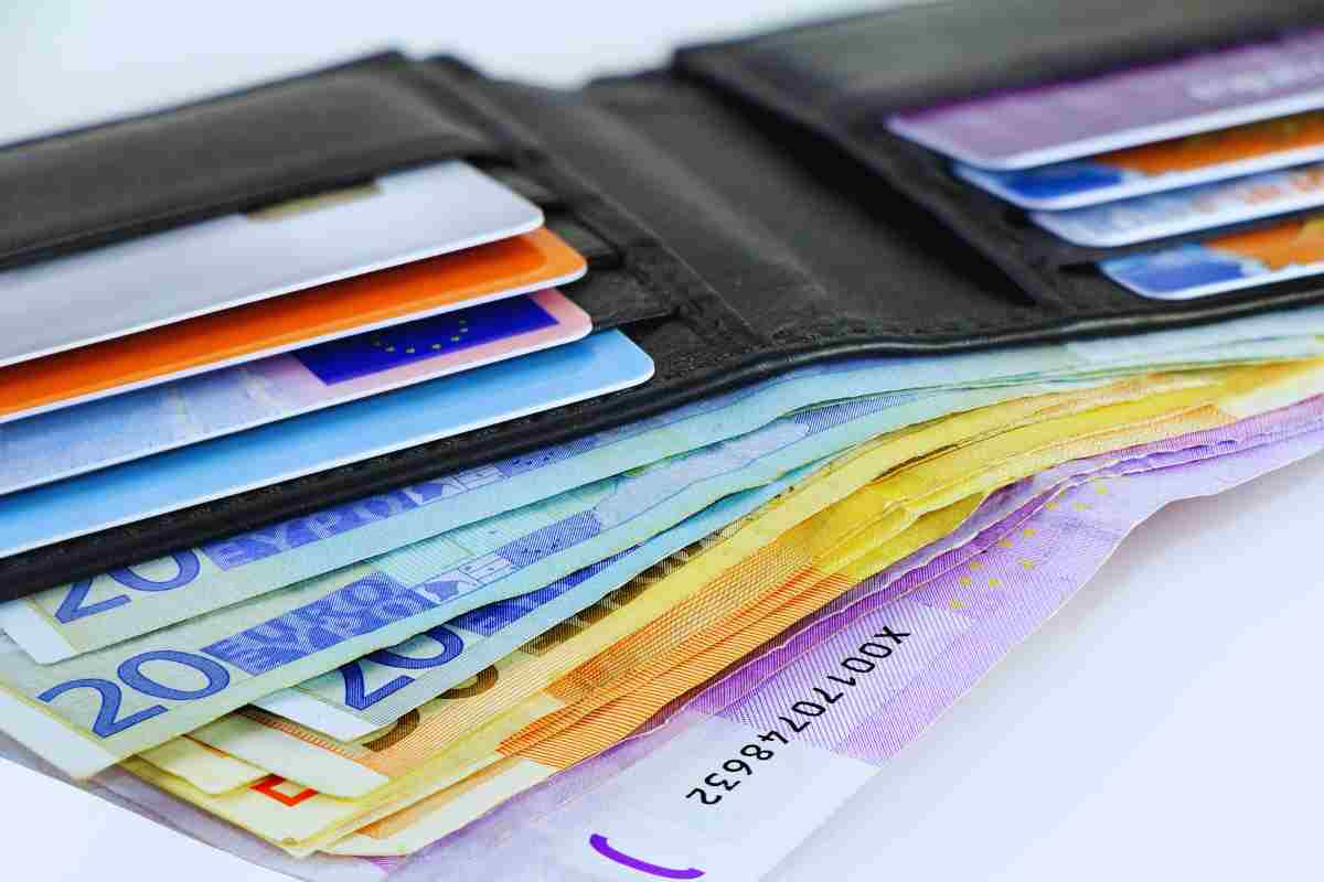 meno contanti più carte di credito