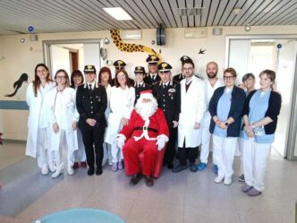 I carabinieri portano un Natal