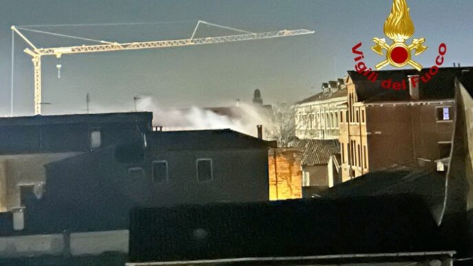 Incendio in una ex fornace a M