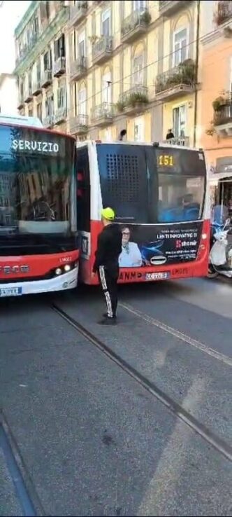 Incidente tra pullman a Napoli