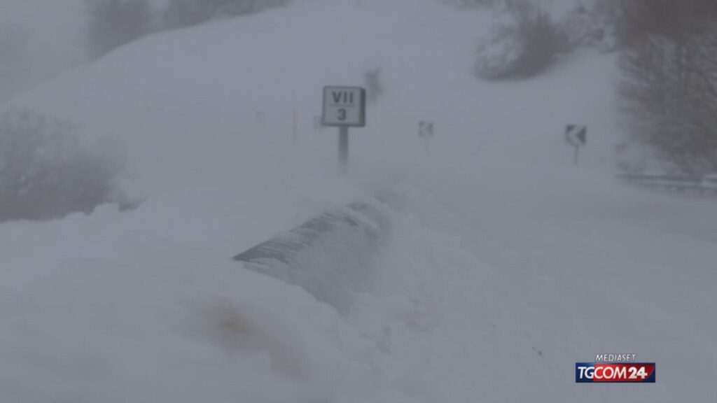 Maltempo In Italia Neve E Vento Forti Colpiscono Il Centro Sud Allerta Prolungata Fino Al