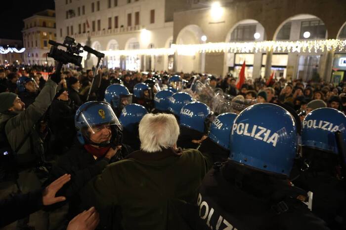 Manifestazioni a Brescia3A tens