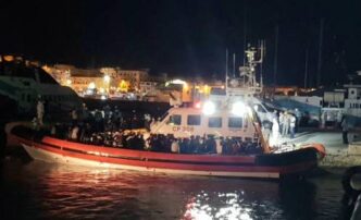 Migranti3A maxi sbarco a Lamped