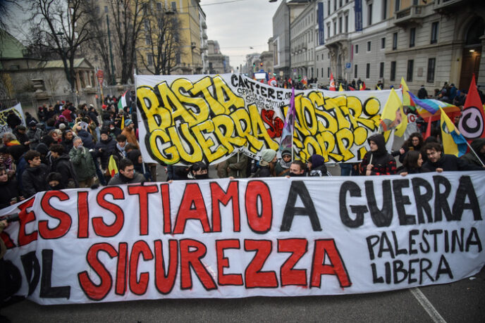 Milano In Marcia Contro La Guerra E Il Ddl Manifestazione In Vista Della Prima Della Scala