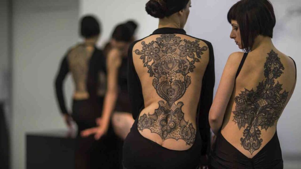 Modelle tatuate schiena tatuata da Marco Manzo Biennale di Venezia Arte Contemporanea