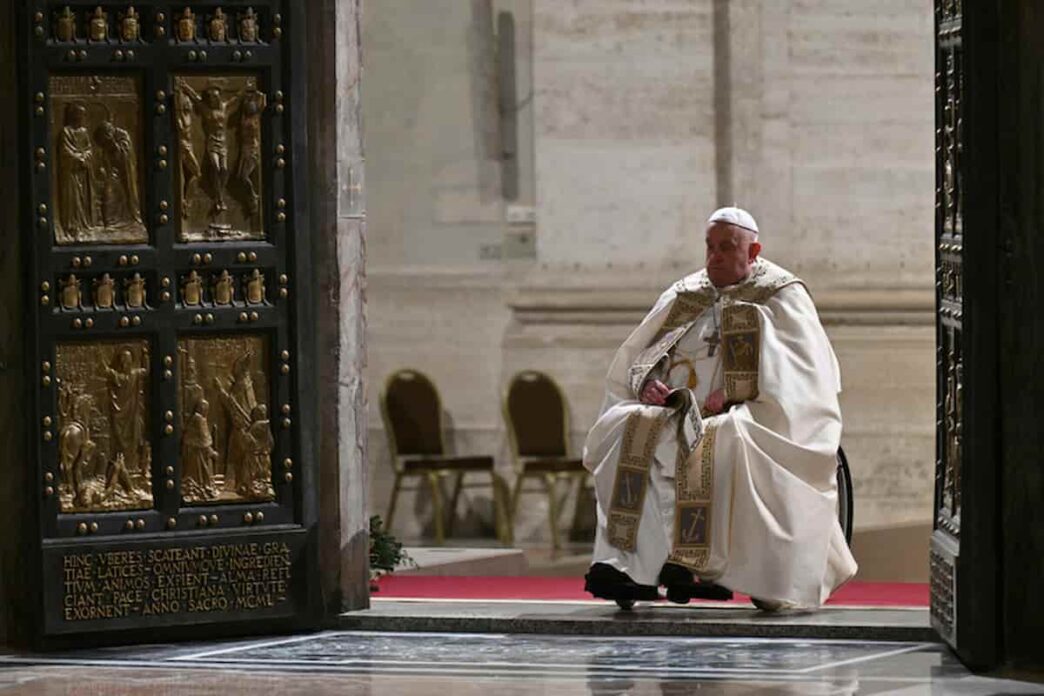 Papa Francesco apre la Porta S