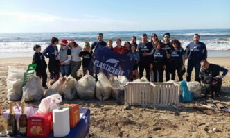 Pulizia della spiaggia a Sabau