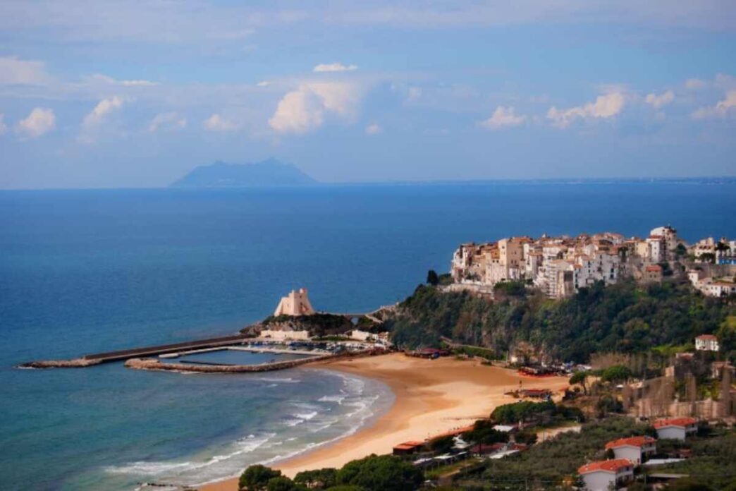 Borgo di mare, basso Lazio