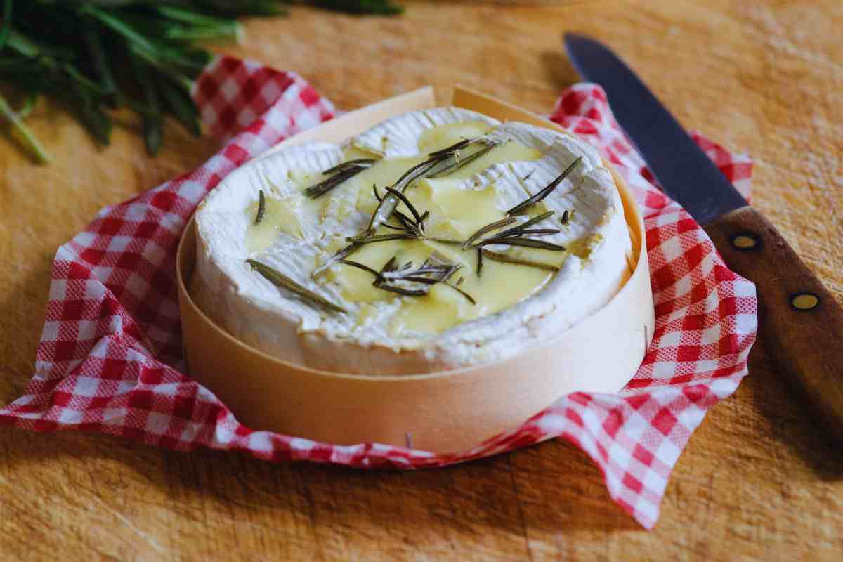 facile e veloce, il Camembert in crosta