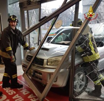 Auto sfonda porta di un superm