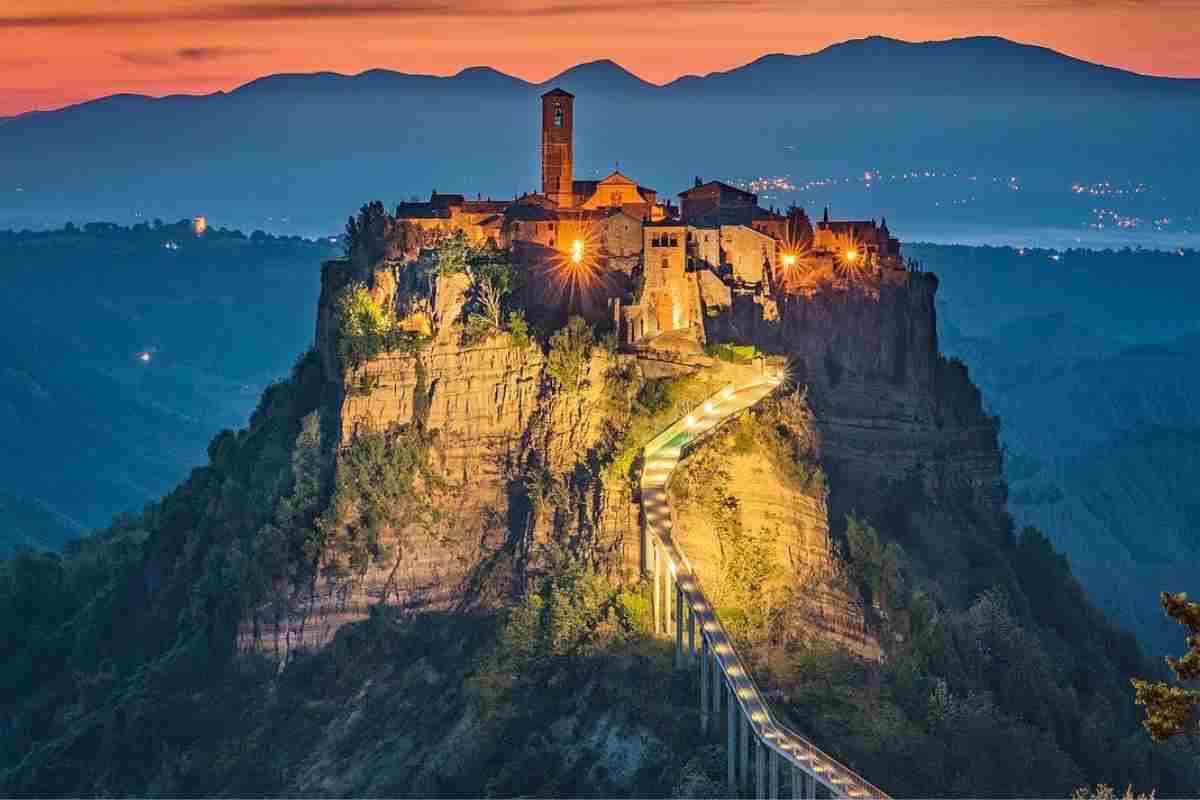 Nel cuore del Lazio, lontano dalla frenesia della capitale, si cela un tesoro nascosto: Civita di Bagnoregio, un borgo che affascina per la sua storia millenaria e la sua bellezza mozzafiato