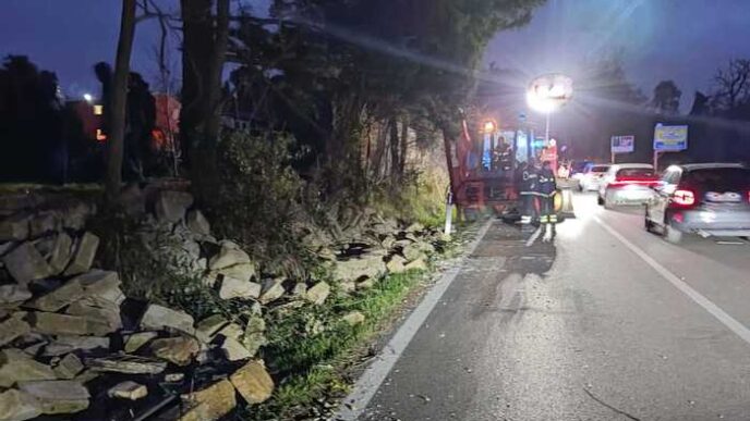 Crollo di un muro sulla strada