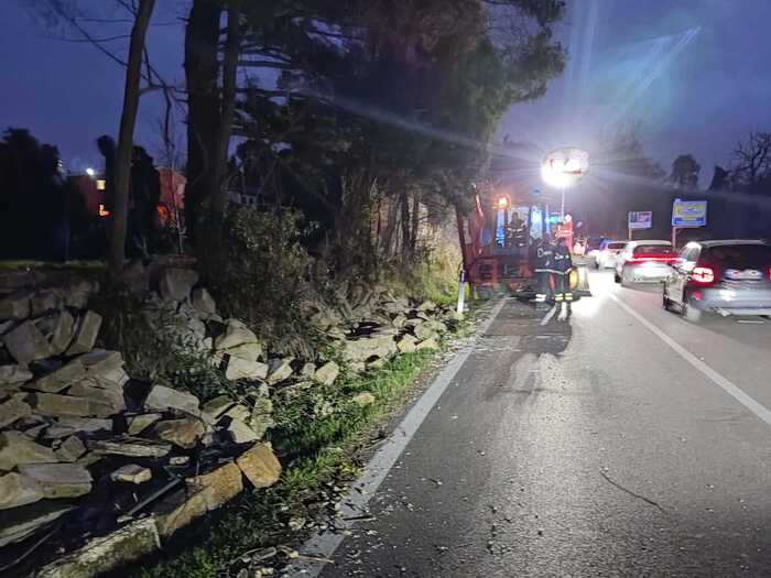 Crollo di un muro sulla strada