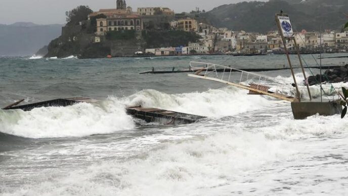 Fortunale devasta le Eolie3A da