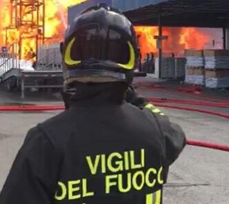 Incendi nella zona industriale