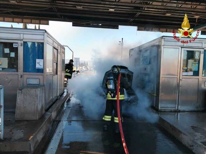 Incendio al casello di Prato O