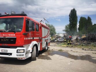 Incendio devasta azienda a Mas