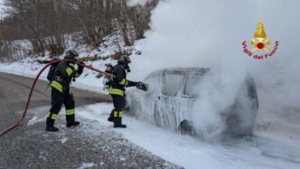 Incendio di un27auto a Castel S