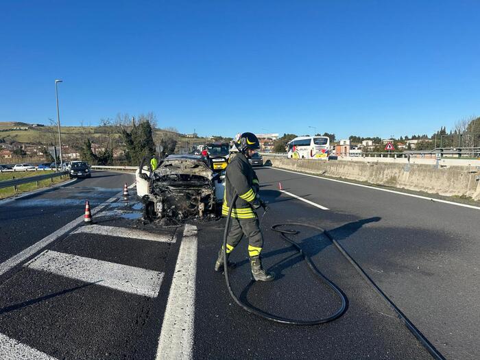 Incendio di unE28099auto sullE28099A143A