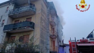 Incendio in condominio a Meled