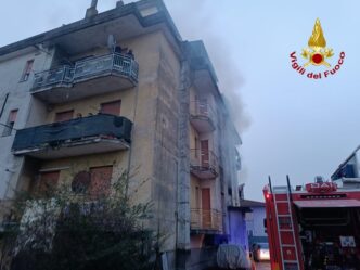 Incendio in condominio a Meled