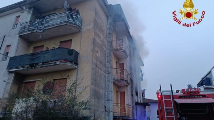 Incendio in condominio a Meled