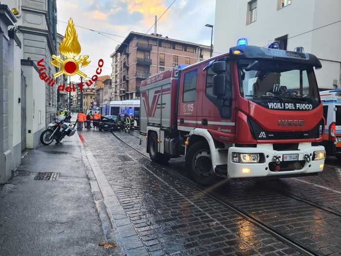 Incidente tra auto e tram prov