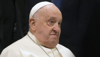 Papa Francesco cade di nuovo3A