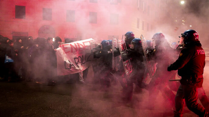 Scontri durante il corteo per