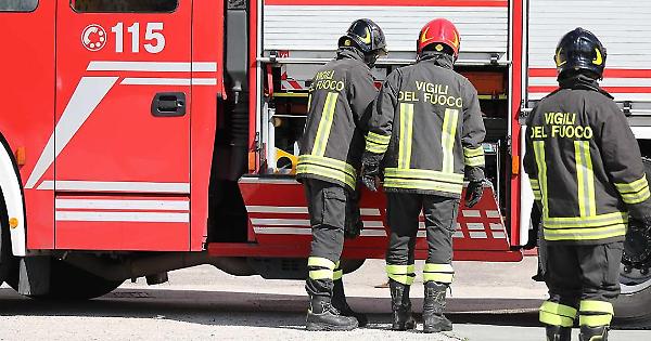 Spettacolare incendio di un au