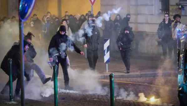 Tensione a Torino3A lacrimogeni