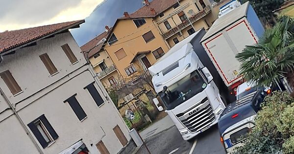 Traffico paralizzato in Canave