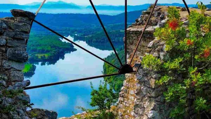 piccolo borgo abbracciato al lago