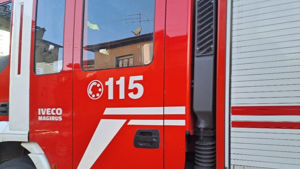 Camion si ribalta a Urbino3A in