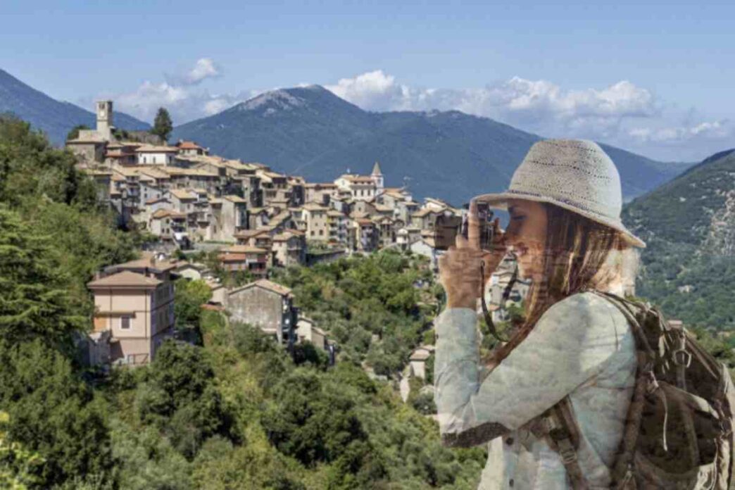 Questa pittoresca località, situata a 550 metri di altitudine, si sviluppa su due colli alle pendici del Monte Capreo, dove svetta una grande croce in ferro