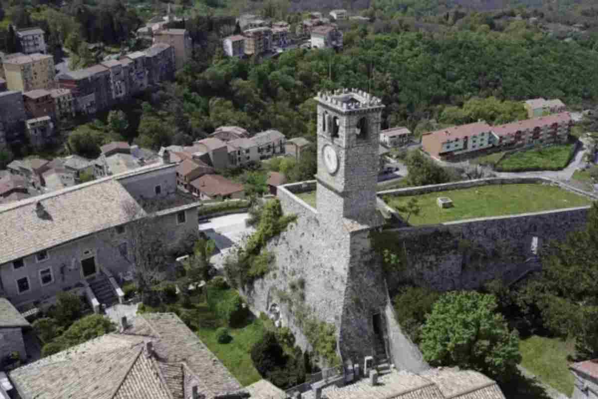 Il centro storico di Carpineto Romano è una gemma architettonica che conserva intatto il suo fascino medievale. Le strade acciottolate