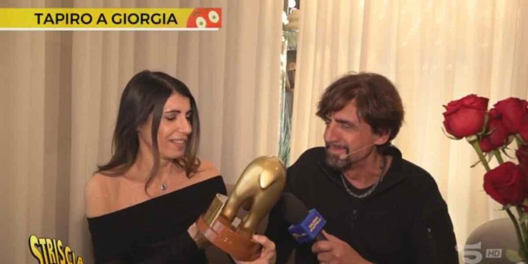 Giorgia riceve il tapiro d27oro