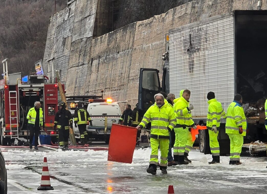 Incendio di un autocarro blocc