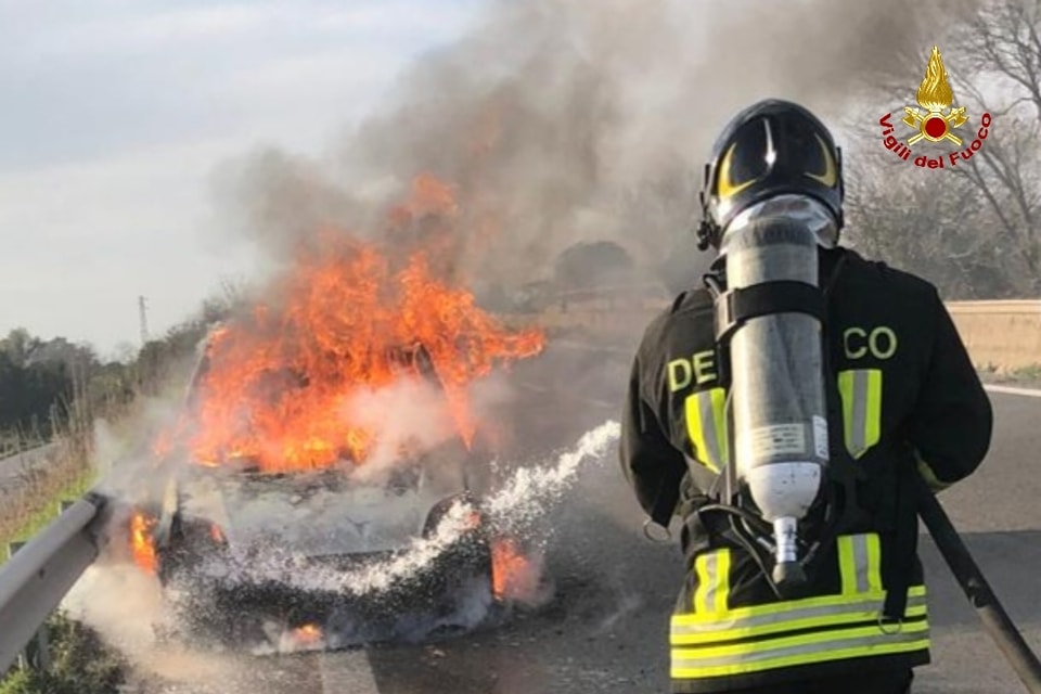 Incendio sulla Pontina3A auto i