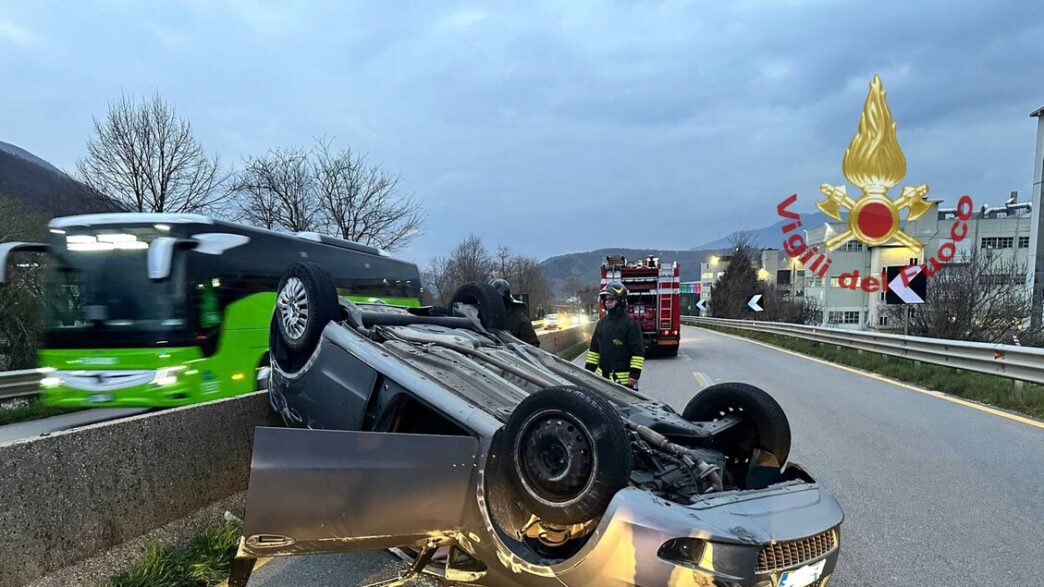 Incidente auto sul raccordo Av