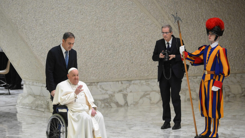 Papa Francesco interrompe l27ud