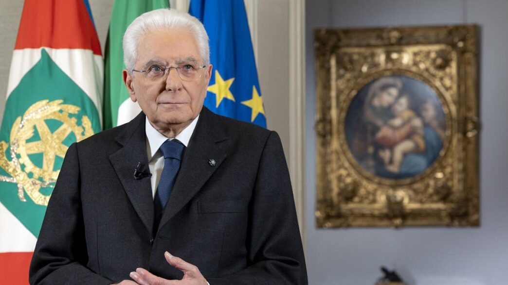 Sergio Mattarella conferisce o