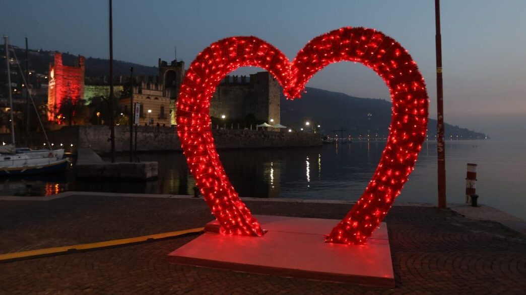 Sirmione si trasforma in un pa