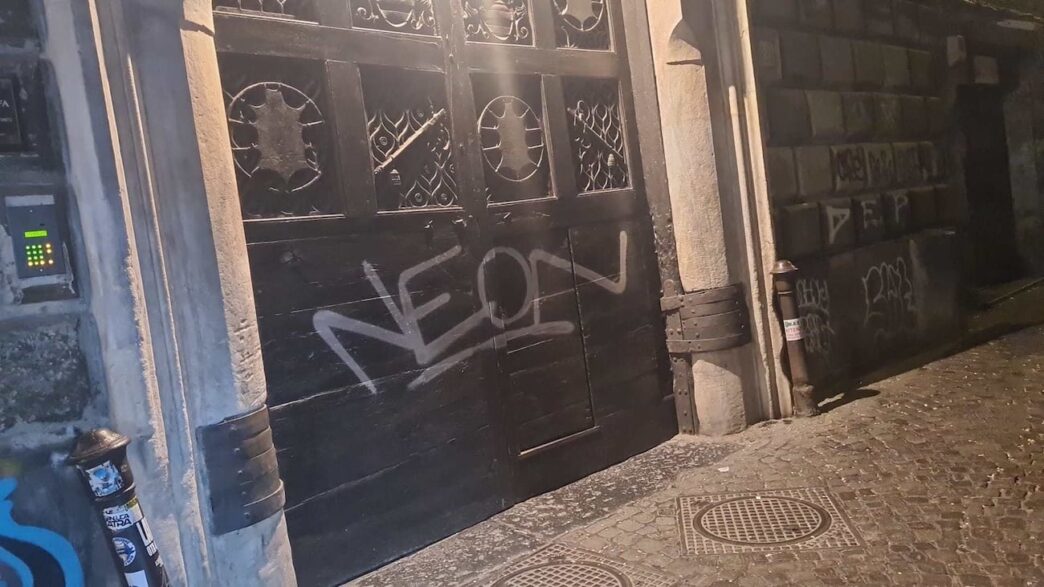 Vandalismo a Napoli3A il porton