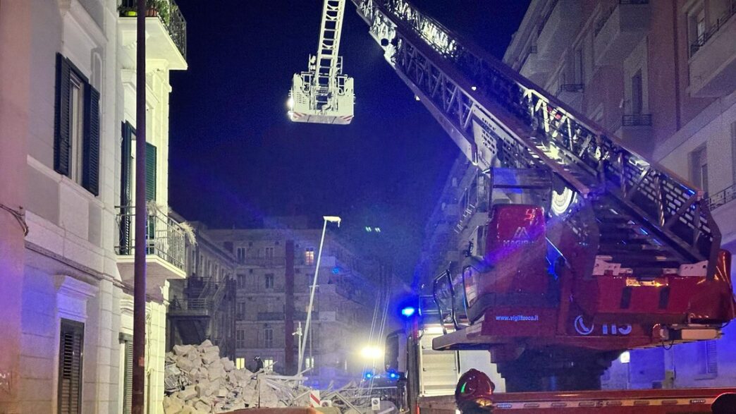 Crollo a Bari3A una donna dispe