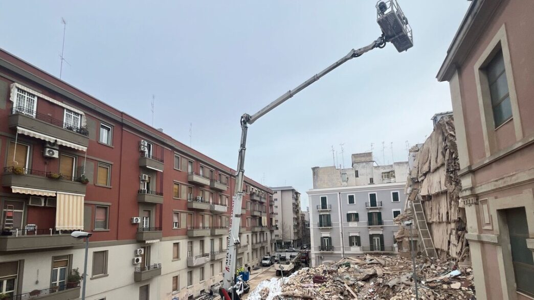 Crollo di palazzina a Bari3A il